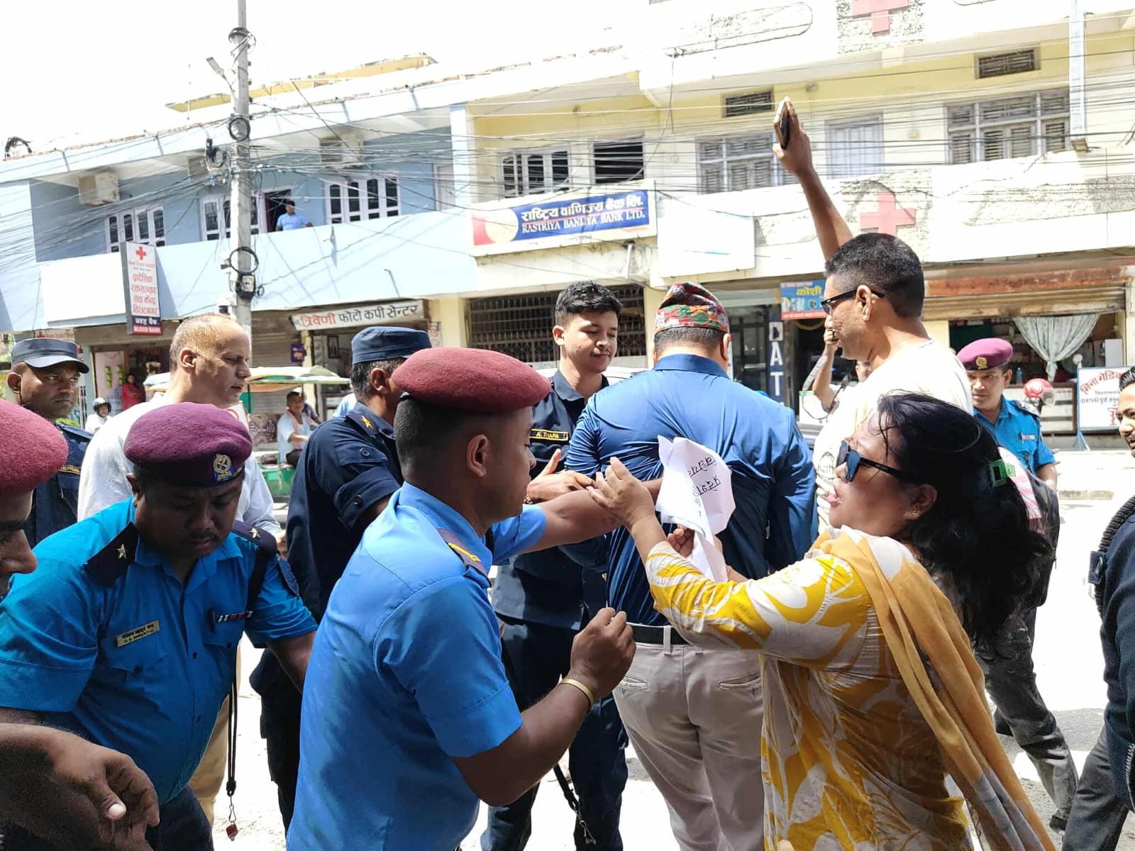 नेपाल में प्रेस की स्वतंत्रता को रोकने के लिए जुर्माने के प्रावधान वाले विधेयक के खिलाफ पत्रकार सड़क पर,पुलिस और प्रदर्शनकारी पत्रकारों के बीच भिड़ंत