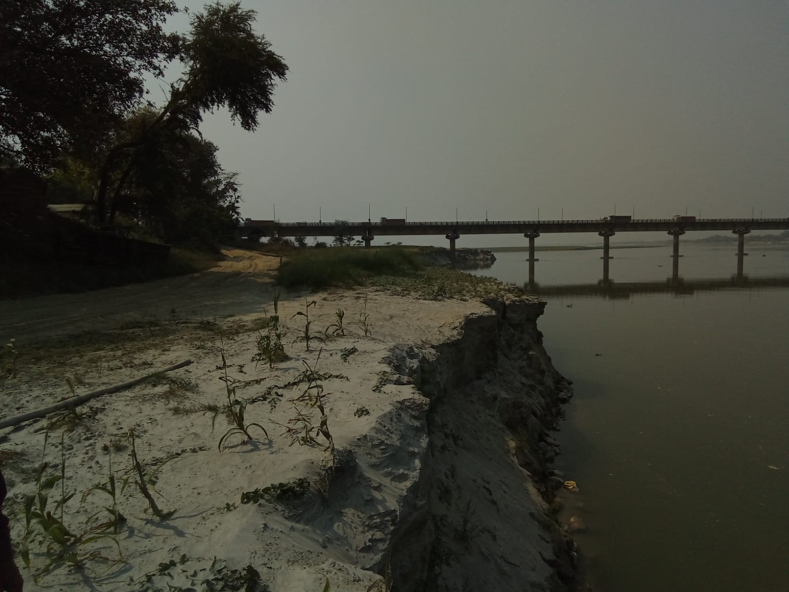 खगड़िया:बीपी मंडल सेतु का दक्षिणी किनारे स्थित सुरक्षा तटबंध कटाव के निशाने, सेतु पर मंडरा रहा है खतरा, ध्यान नहीं दिया गया तो भंग हो सकता है उत्तर बिहार से संपर्क