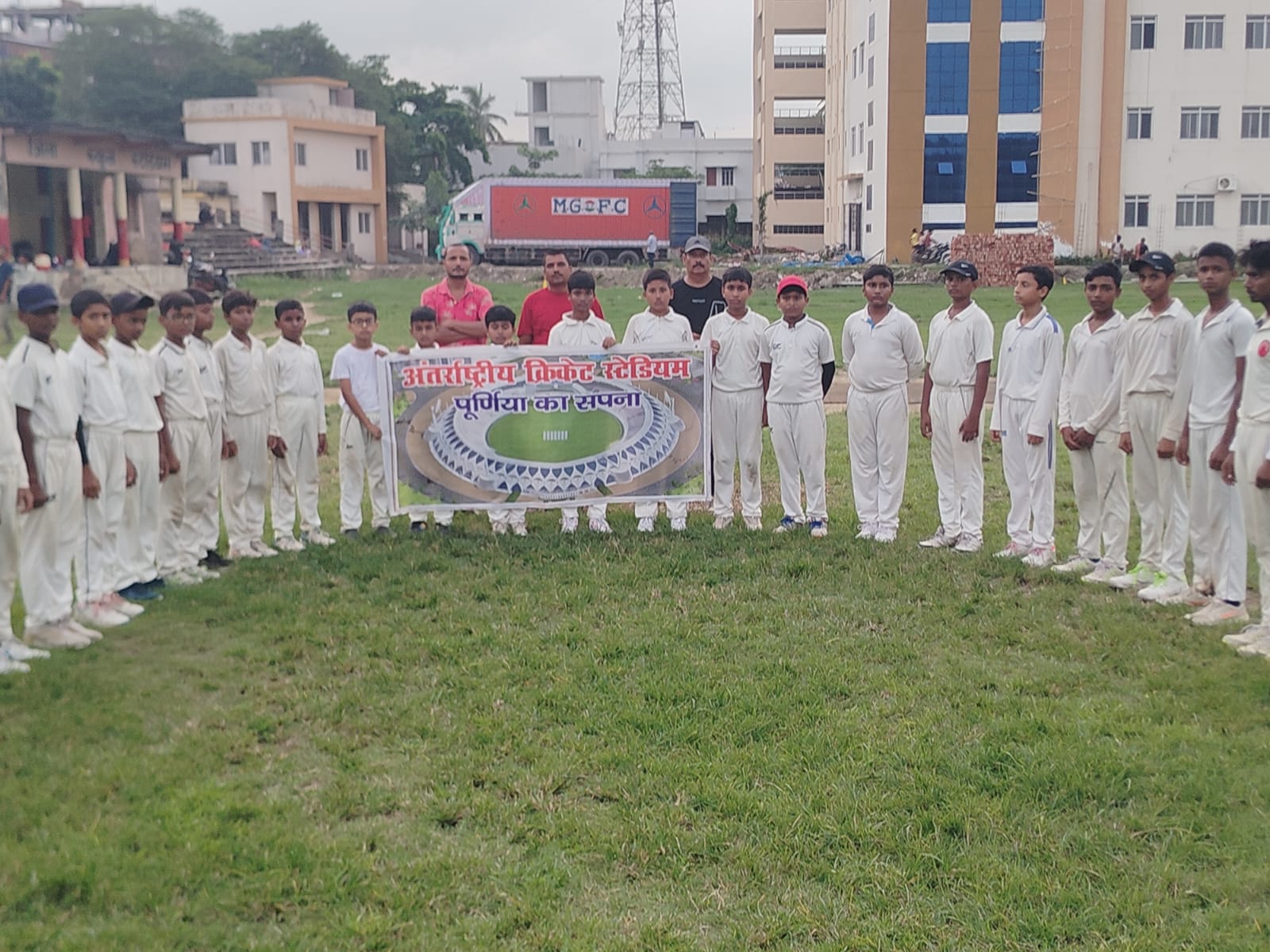 बल्ला छोड़ क्रिकेट खिलाड़ियों ने मैदान में थामा बैनर-पोस्टर, सरकार से कर दी यह बड़ी मांग