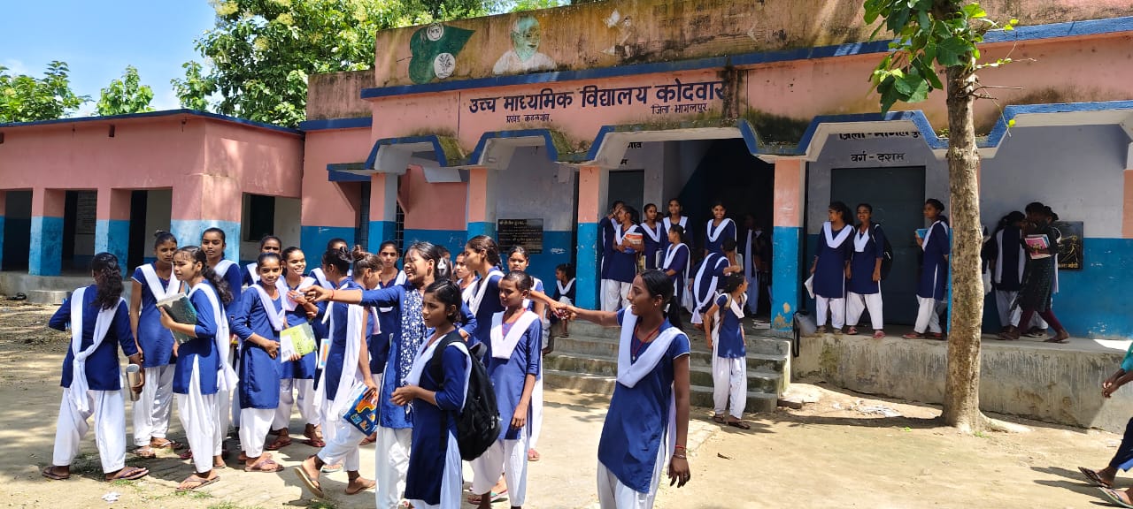 कोदवार स्कूल में ताला बंद: 10:30 बजे पहुंचीं प्राचार्या, बच्चों-शिक्षकों को घंटों खड़ा रखा, सवाल करने पर दी निलंबन की धमकी