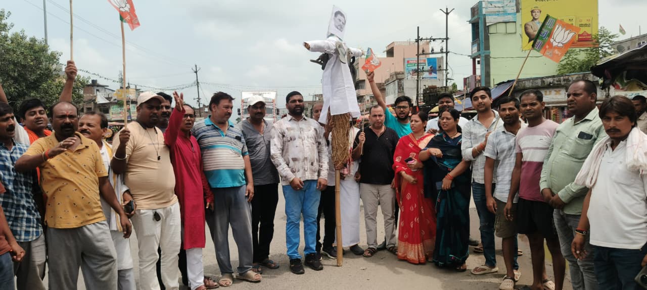 सिमराही में भाजपाइयों ने राहुल गांधी का पुतला फूंका