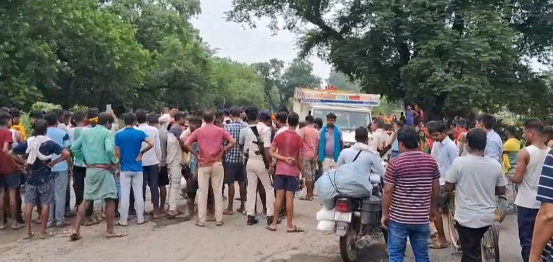 बांका में तेज रफ्तार ट्रक ने दो महिला डाक कांवरियों को कुचला, दर्दनाक मौत