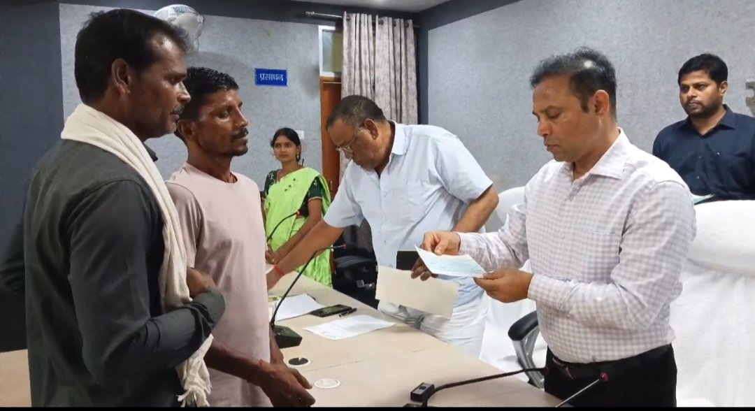 शाहकुंड हादसे में मारे गए पांच कांवरियों के परिजनों को मिला मुआवजा, चेक वितरण के दौरान महिला हुई बेहोश