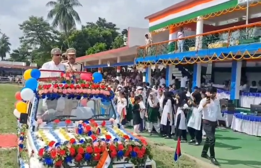 नेताजी सुभाष स्टेडियम में मंत्री नीतीश मिश्रा ने किया झंडोत्तोलन