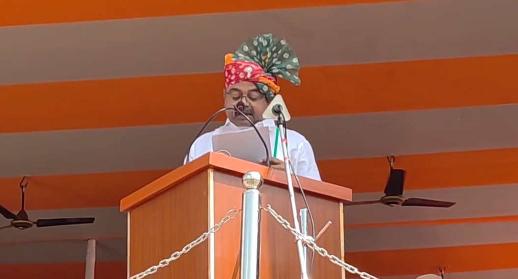 भागलपुर के सैंडिस कंपाउंड में स्वतंत्रता दिवस पर प्रभारी मंत्री संतोष कुमार सिंह ने किया झंडोत्तोलन, शहीद अंकित कुमार को दी श्रद्धांजलि