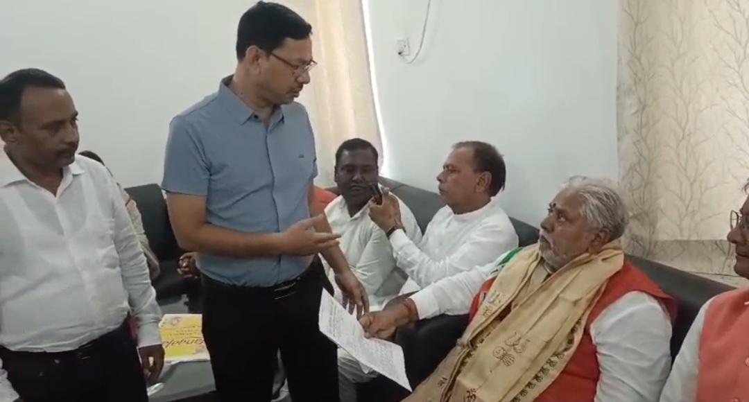 कैमूर में कर्मचारी संघ ने मंत्री प्रेम कुमार को दिया ज्ञापन पिछले 8 दिनों से बेमियादी हड़ताल पर हैं