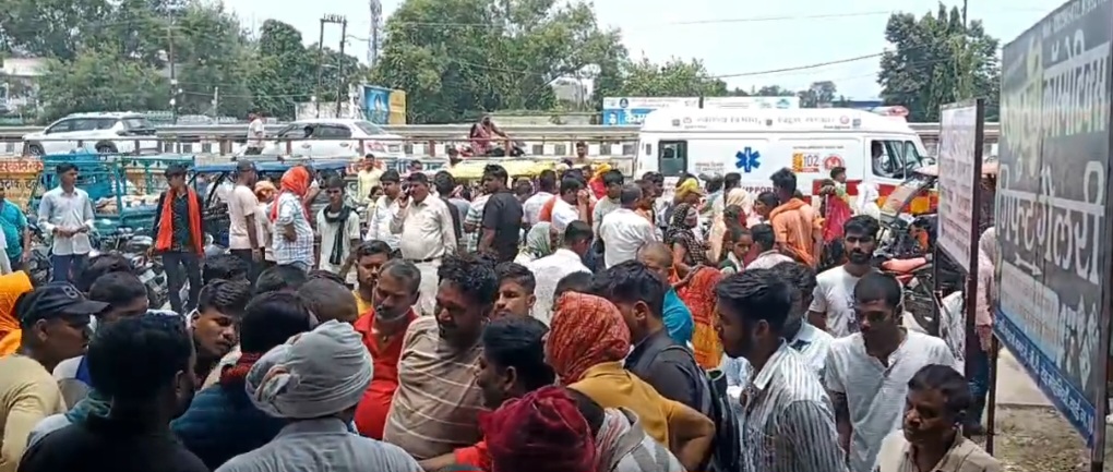 झोला छाप डॉक्टर से इलाज के दौरान गर्भवती महिला की मौत, गुस्साए परिजनों ने सड़क जाम किया, क्लिनिक सील