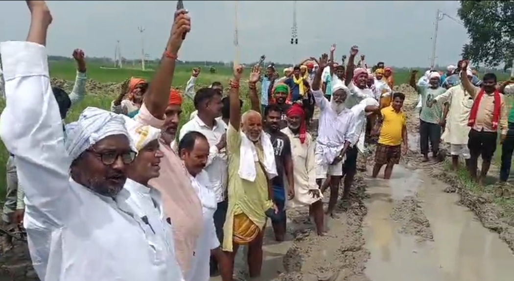 भारत माला एक्सप्रेस वे निर्माण को किसानों ने रुकवाया, उचित मुआवजा की मांग