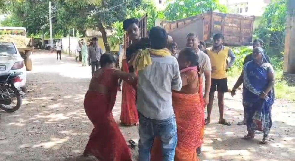 कैमूर थाने में सगी बहनों का ‘चप्पल युद्ध’, घंटों तक चला हाईवोल्टेज ड्रामा – वीडियो वायरल