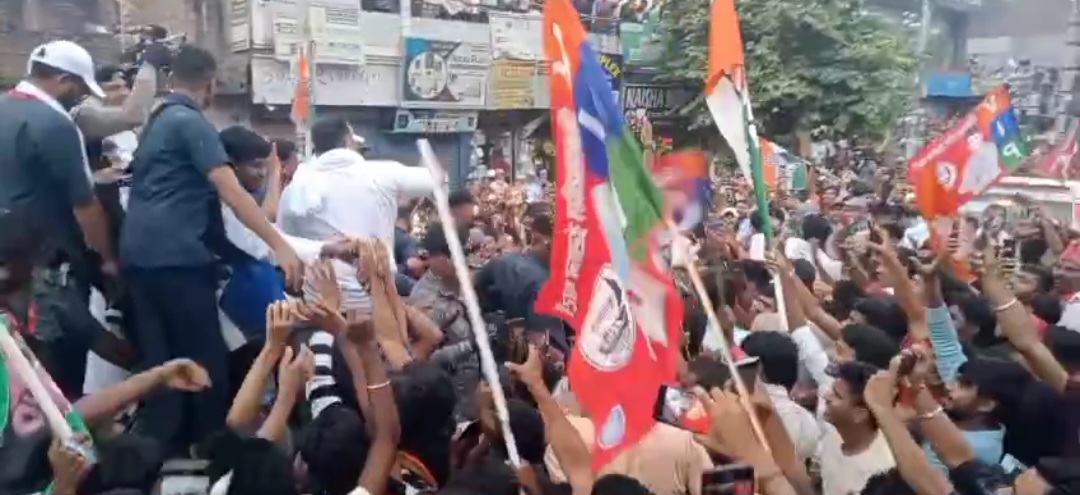 वोटर अधिकार यात्रा में उमड़ा जनसैलाब, महिला बोली – “मैं राजीव गांधी को देखने आई हूँ”
