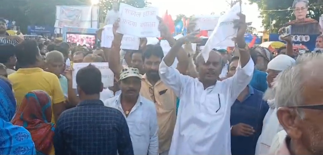 वोट अधिकार यात्रा में कदवा विधायक का विरोध, नारेबाजी से गूंजा कुम्हरी चौक