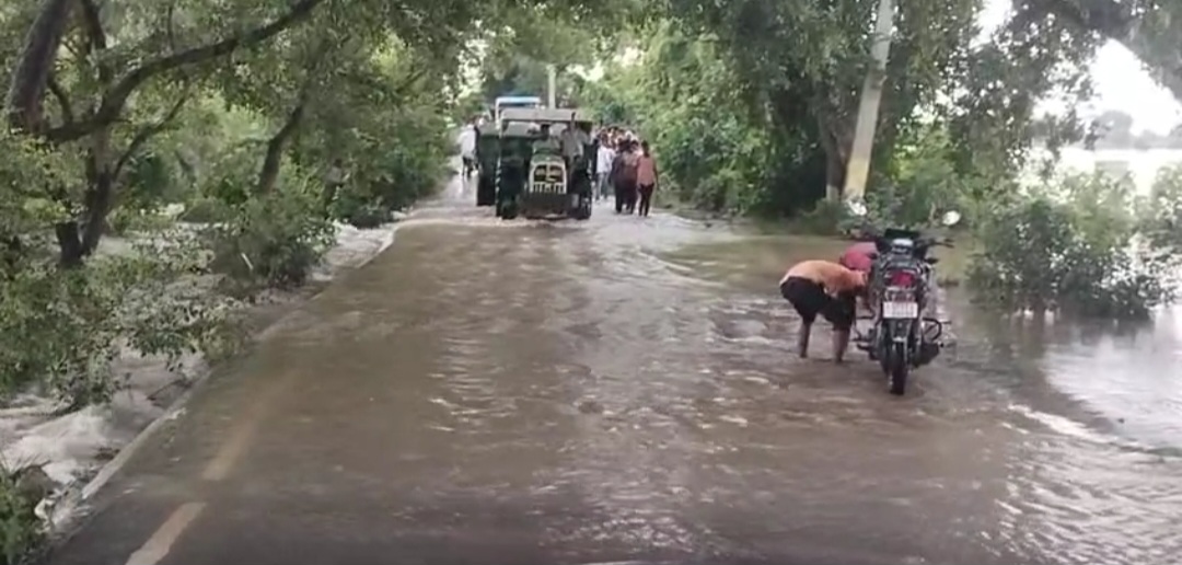 कर्मनाशा नदी में उफान, पानी के तेज बहाव से रास्ता सील, यूपी से आनेवाली गाडियों के लिए रूट डायवर्ट