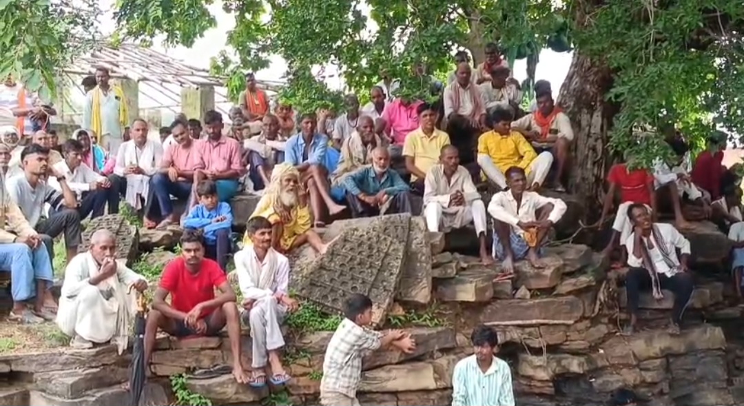 तीन मंत्री वाले इलाके के किसानों ने पानी के लिए सड़क पर किया प्रदर्शन: “पानी नहीं तो वोट नहीं”
