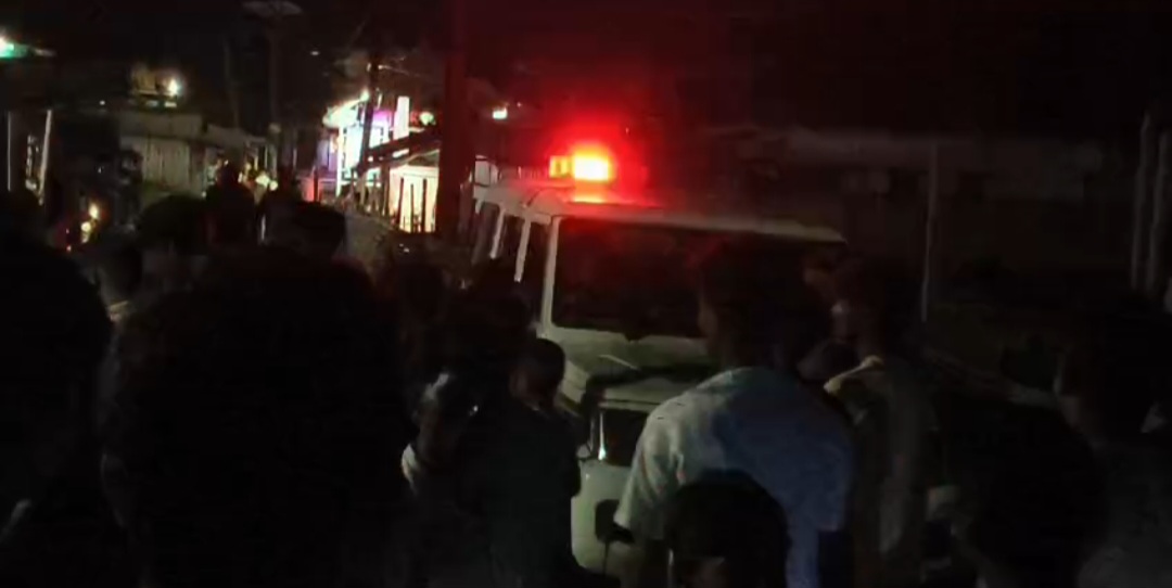 चाय पीकर दुकान से निकल मोबाइल पर बात कर रहे व्यक्ति पर फायरिंग, गर्दन छूकर निकल गई गोली, बाल-बाल बचे