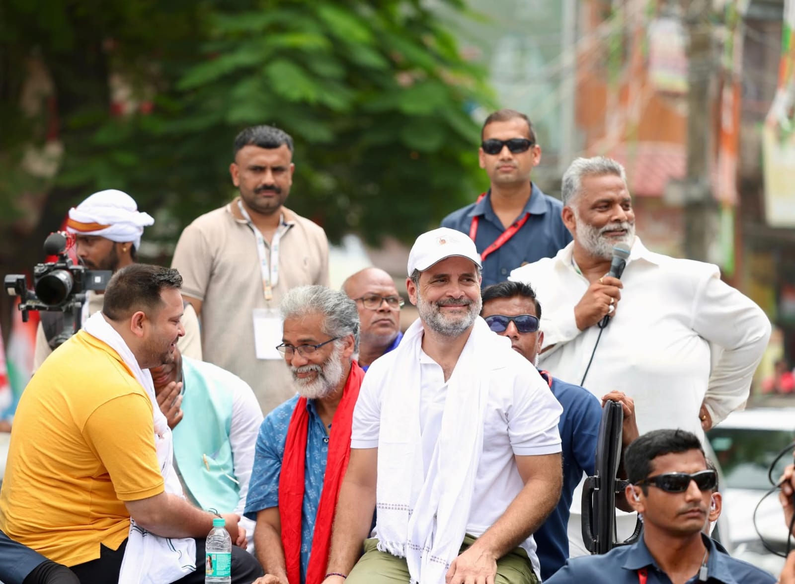 राहुल-तेजस्वी के साथ मिली जगह तो पप्पू ने कहा – तेजस्वी तो ‘जननायक’ हैं