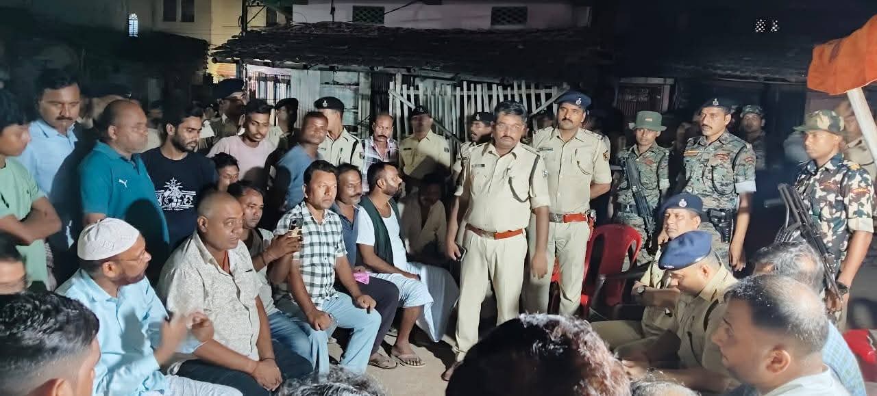 टोटो का हॉर्न बजाने और धक्का लगने पर दो व्यक्तियों के बीच विवाद से बवाल, मारपीट और पथराव