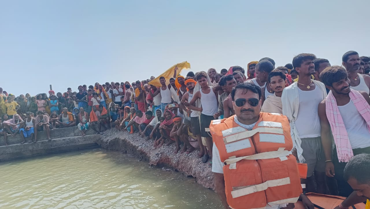 खगड़िया: गोगरी के इटहरी में गहरे पानी में डूबकर युवक लापता, खोज रही है एसडीआरएफ की टीम