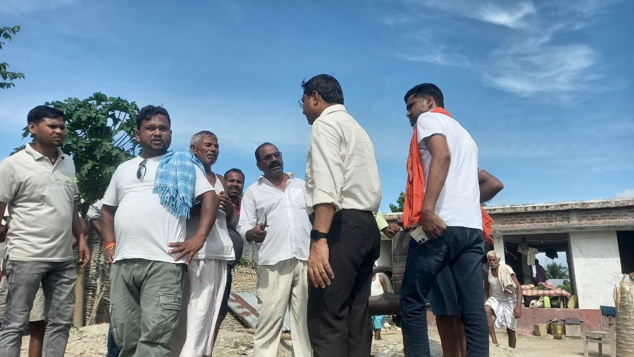 बलवा पंचायत के लालगंज में कोसी नदी के बहाव से हो रहे कटाव का एसडीएम ने लिया जायजा