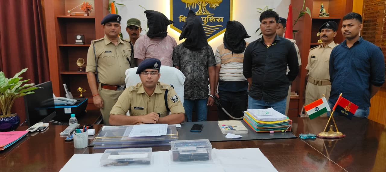 559 लीटर विदेशी शराब, एक देशी कट्टा, दो जिंदा कारतूस और 7 मोबाइल के साथ तीन गिरफ्तार