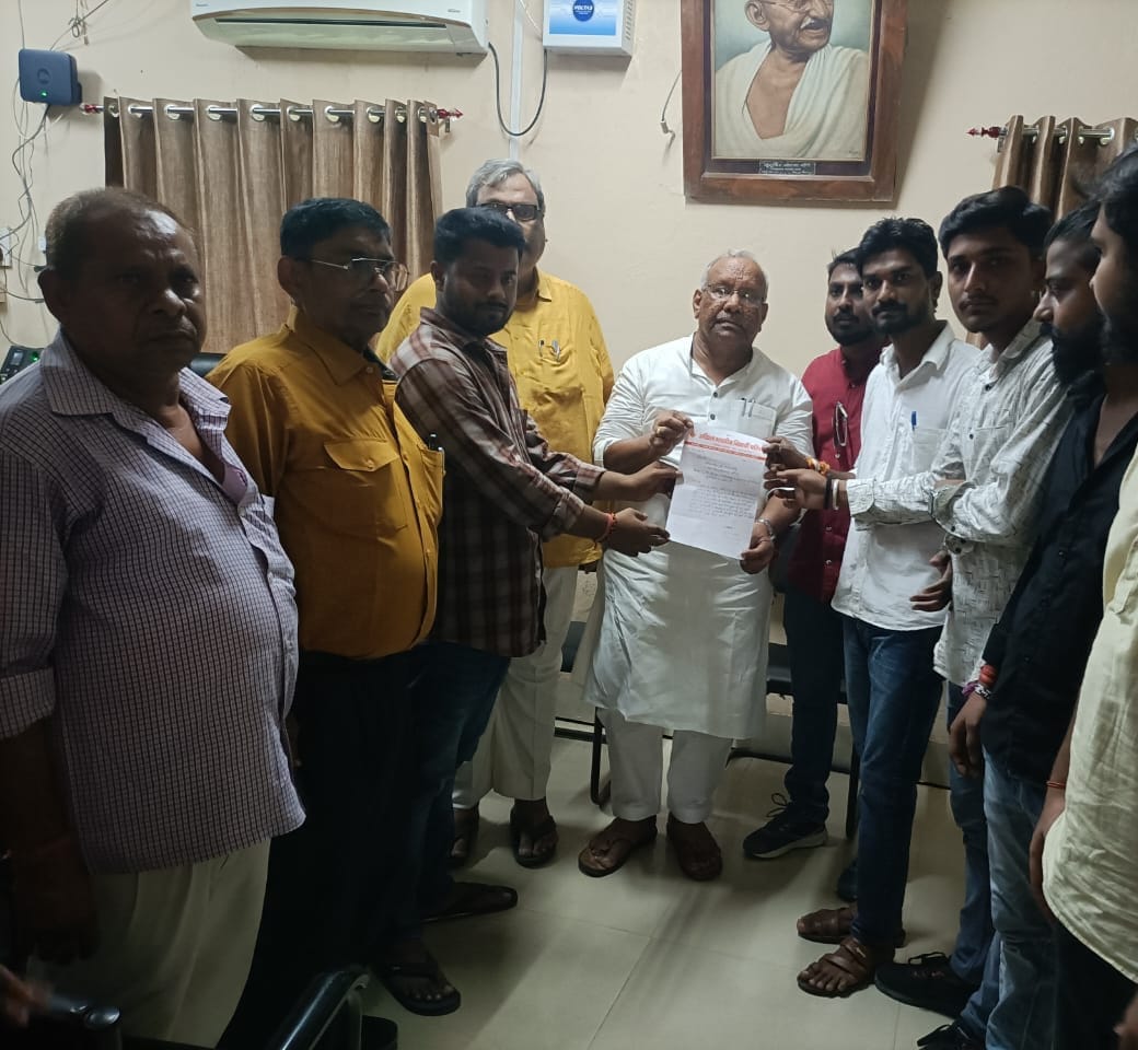 अभाविप ने सदर विधायक को सौंपा ज्ञापन, केबी झा कॉलेज के मुख्य द्वार और गैलरी के पुनर्निर्माण की मांग