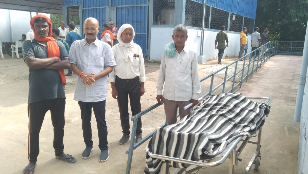 बिजली के खंभे की चपेट में आने से महिला की मौत, बिजली विभाग पर लापरवाही का आरोप