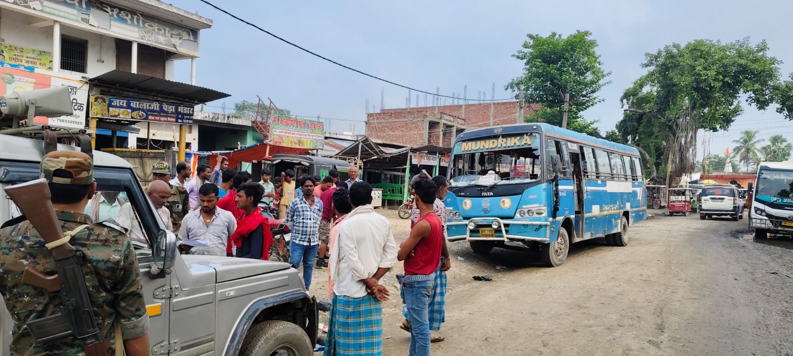 खगड़िया:चौथम थाना क्षेत्र के करूआ मोड़ चौक पर दो बस चालकों के बीच टाइमिंग को लेकर हुई मारपीट