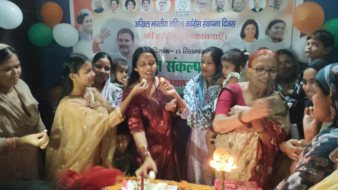 केक काटकर महिला कांग्रेस ने मनाया 41वां स्थापना शक्ति संकल्प दिवस