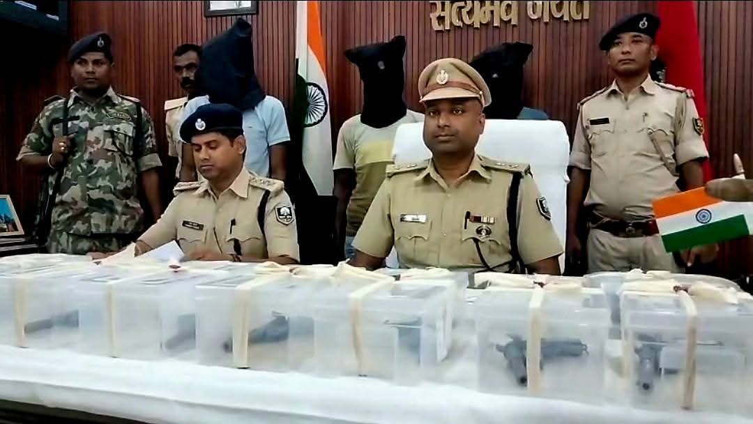 खगड़िया: पसराहा में मिनी गन फैक्ट्री का भंडाफोड़, तीन गिरफ्तार, सात अर्धनिर्मित हथियार बरामद