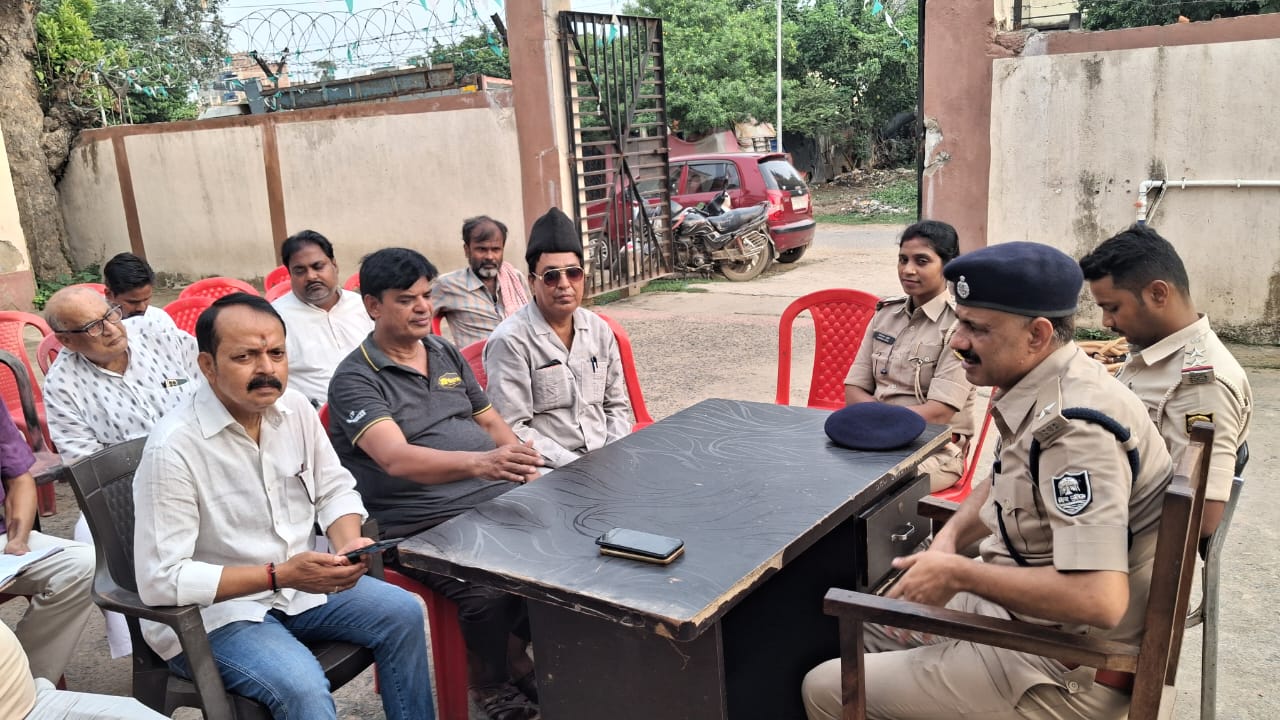इशाकचक में दुर्गा पूजा को लेकर शांति समिति की बैठक सम्पन्न