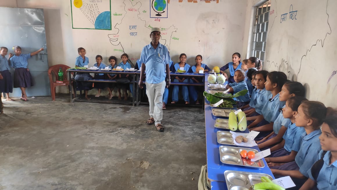 खगड़िया: परबत्ता के मध्य विद्यालय विठला में सही पोषण, स्वस्थ जीवन अभियान के तहत स्थानीय उत्पादों पर चर्चा