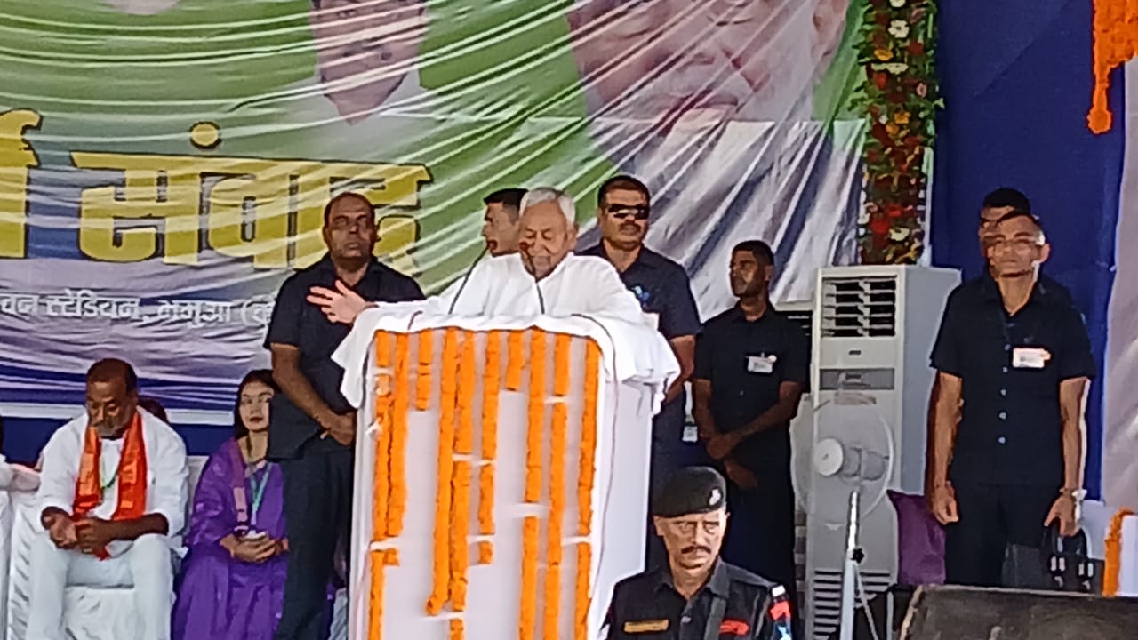 सीएम नीतीश कुमार का भाषण शुरू होते ही बंद हो गई माइक, 20 मिनट तक बिना बाइक के देते रहे भाषण