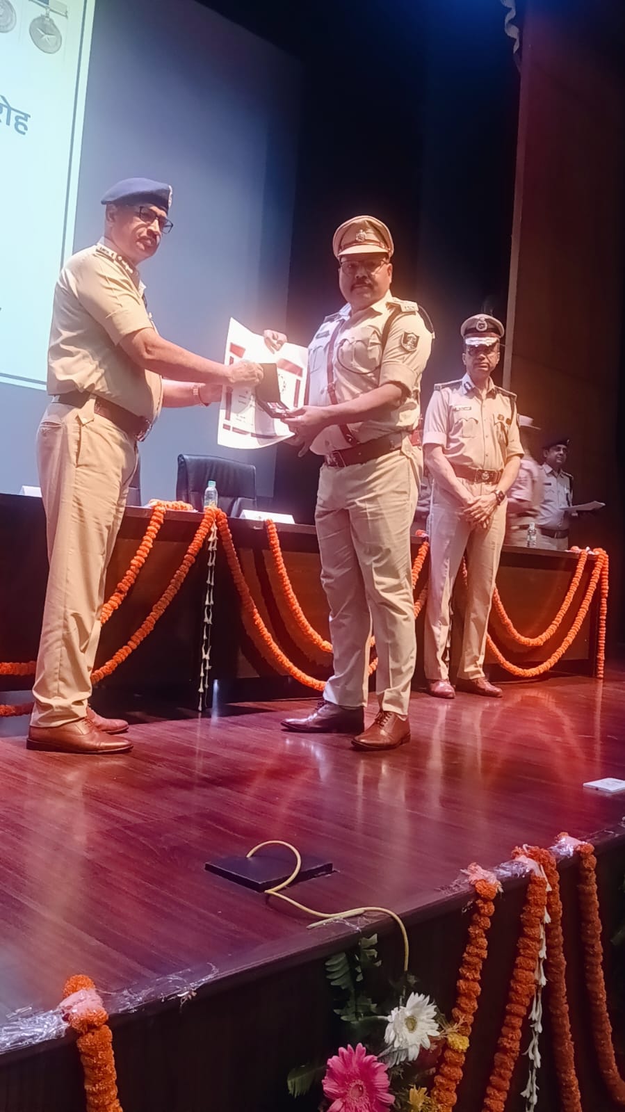 एसपी अंजनी कुमार को राष्ट्रपति द्वारा प्रदत्त पुलिस पदक से डीजीपी ने किया सम्मानित