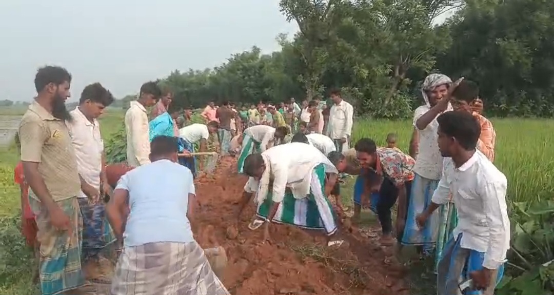 ग्रामीणों ने खुद चंदा और श्रमदान से बनाई 1.5 किलोमीटर लंबी सड़क
