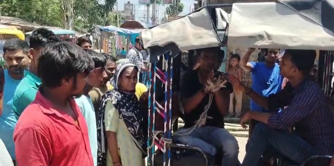 कटिहार में ई-रिक्शा चोरी के आरोप में युवक की जमकर पिटाई