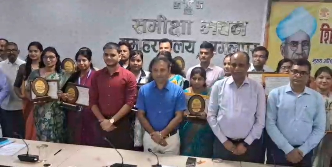 शिक्षक दिवस: भागलपुर में सम्मान समारोह में डीएम ने उत्कृष्ट शिक्षकों को किया सम्मानित
