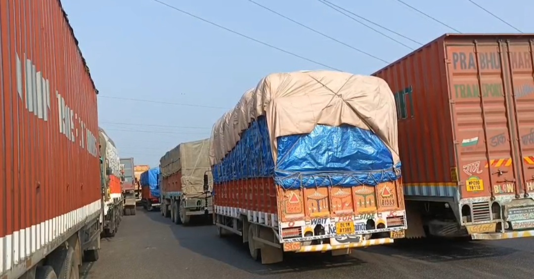 बिहार-यूपी बॉर्डर पर भीषण जाम: NH-2 पर 8 किलोमीटर तक वाहनों की लंबी कतार, एंबुलेंस और श्रद्धालु भी फंसे