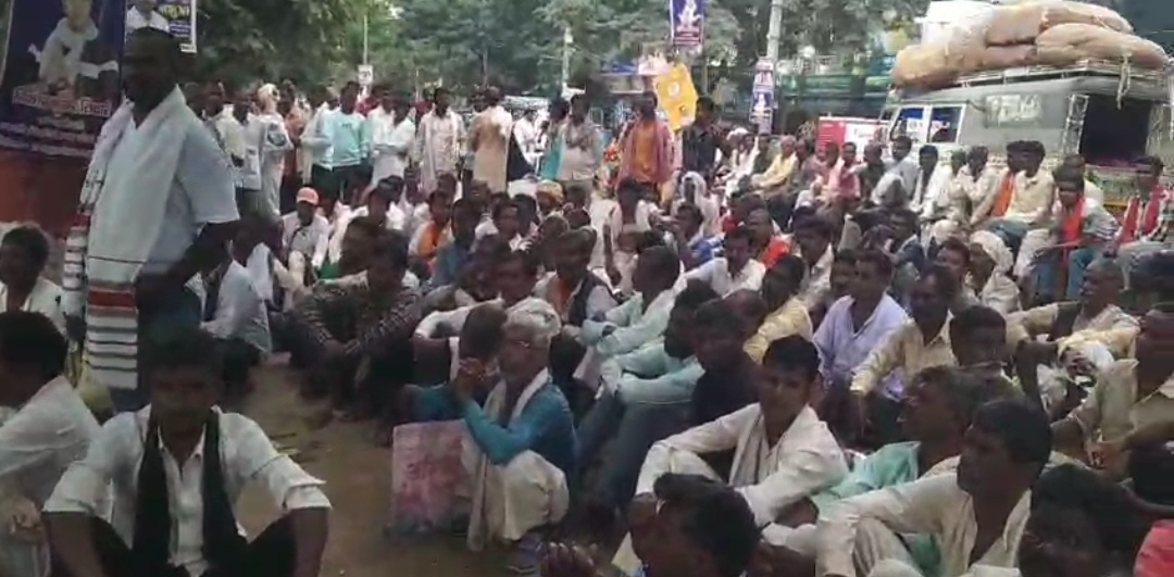 आदिवासियों वनवासियों ने समाहरणालय के पास हल्ला बोला, बेमियादी धरना शुरू