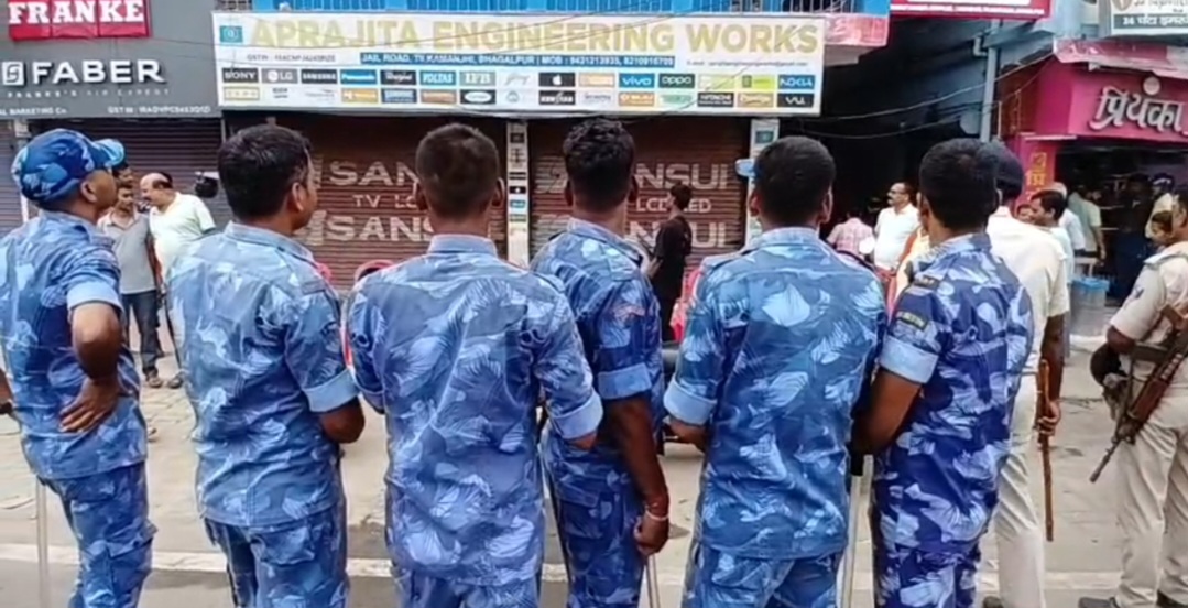 कोर्ट के आदेश पर तिलकामांझी में दो दुकानों से अवैध कब्जा हटाया गया