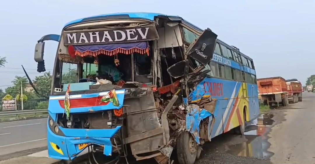 एमपी से पिंडदान करने गयाजी जा रहे तीर्थयात्रियों की बस और ट्रक में जोरदार टक्कर, एक की मौत, पांच से अधिक घायल