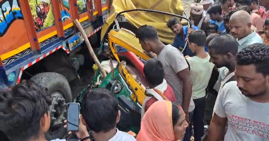 भीषण सड़क हादसा: ट्रक-ऑटो-बाइक की टक्कर में कई लोग घायल, दो की हालत नाजुक