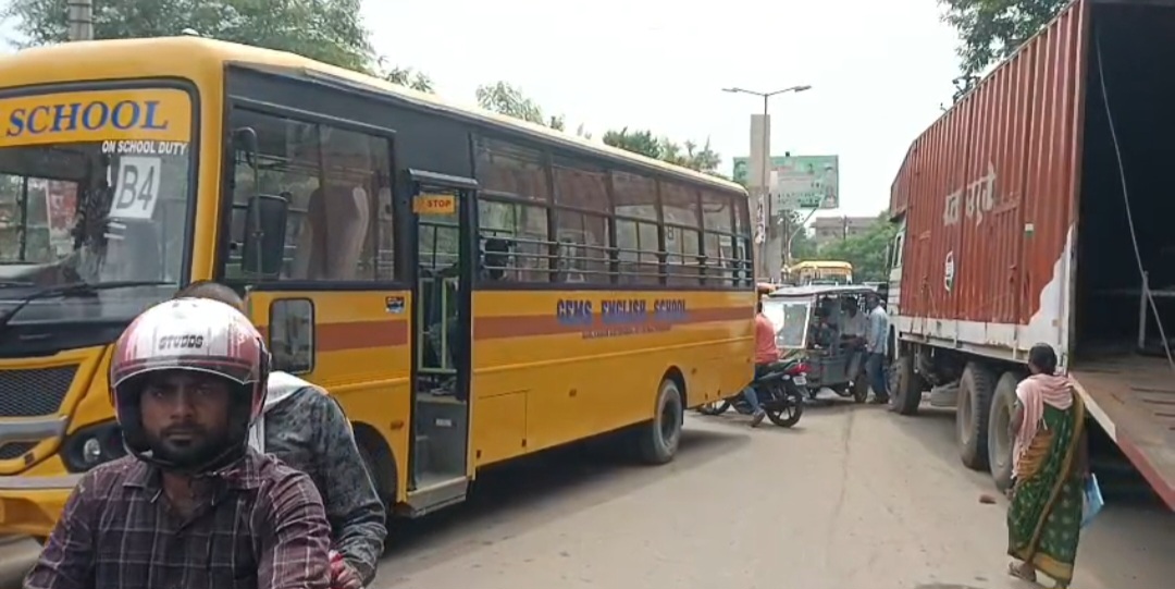 बिजली विभाग की लापरवाही से भभुआ में भीषण जाम, स्कूल बस और एंबुलेंस फंसी