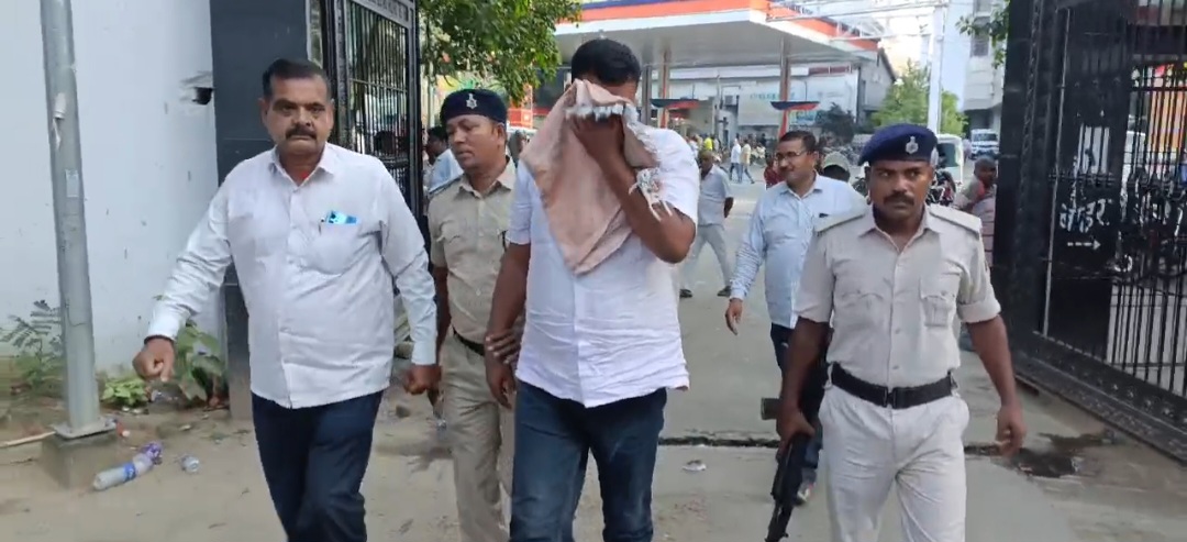 घूसखोरी का खुलासा: 25 हजार लेते रंगे हाथ जिला मुख्य सहकारिता प्रसार पदाधिकारी गिरफ्तार
