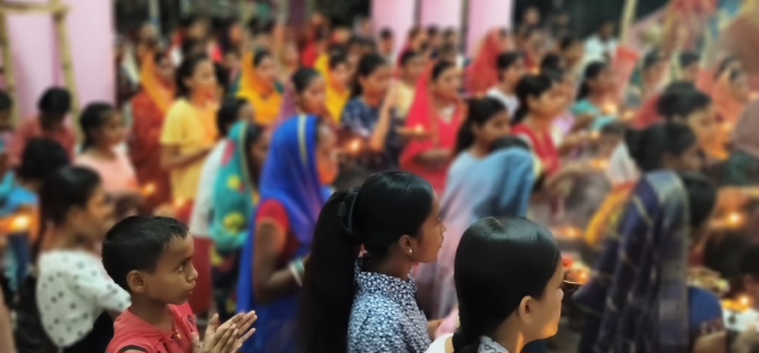 श्रद्धा और आस्था से जगमगा रहा दुर्गा स्थान, आरती उतारने उमड़ी महिलाएं और युवतियां की भीड़