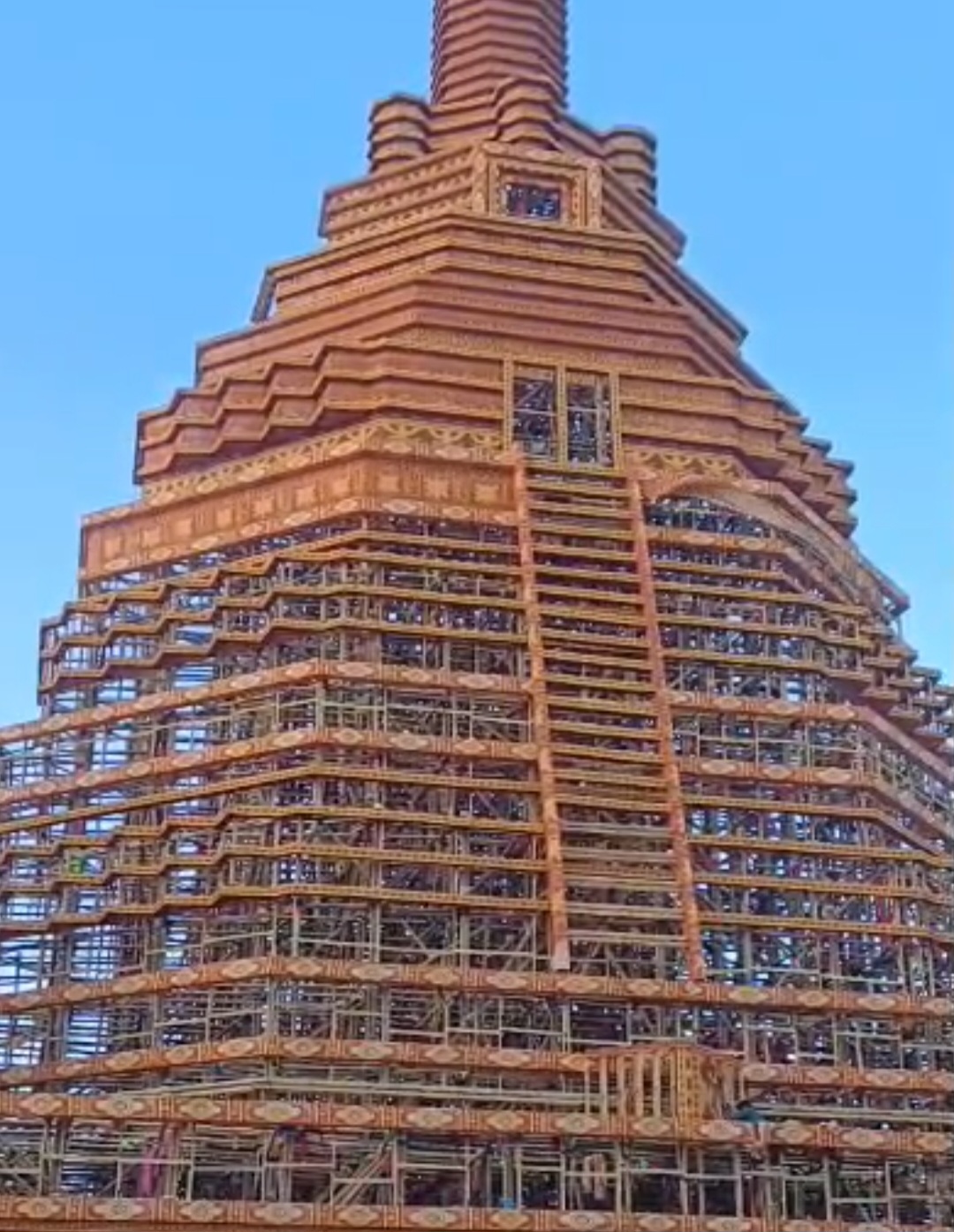 दो करोड़ की लागत से बैंकाक के अरुण मंदिर जैसे भव्य पंडाल में विराजेंगी मां दुर्गा महारानी, कैलाश पर्वत पर दिखेंगे भगवान शंकर