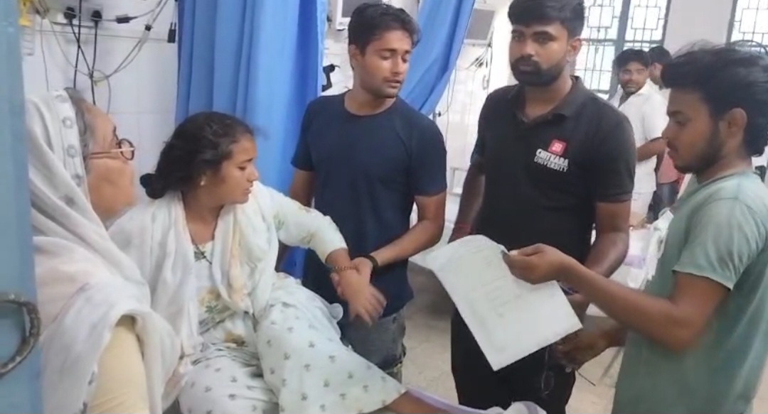 पटना जा रही बस पलटी, बाइक बचाने में यात्रियों की जान पर मंडरा गया खतरा