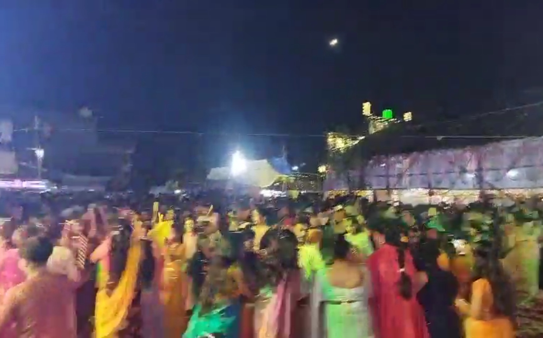 डांडिया की रात: रंग-बिरंगे परिधान, ढोल-नगाड़े और डीजे की धुन से झूम उठा जगदीशपुर