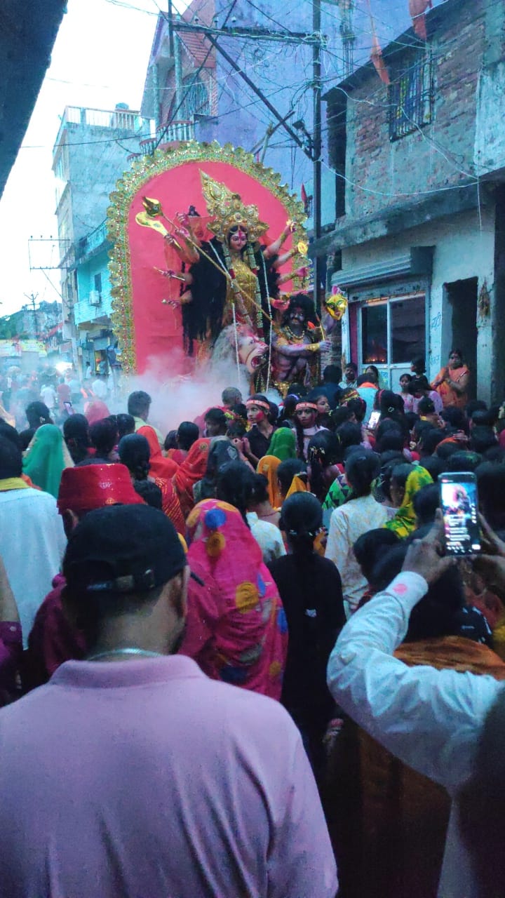 अश्रुपूरित नेत्रों से मां भगवती को दी गई विदाई,नदी और तालाबों में किया गया प्रतिमा विसर्जित
