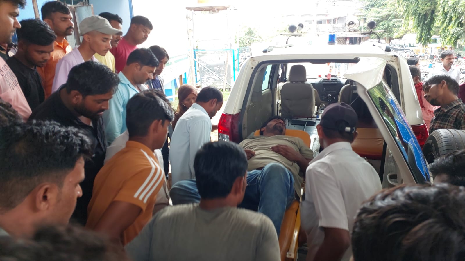 दिनदहाड़े गैरेज मालिक पर जानलेवा हमला, लूटपाट के बाद बदमाश हुए फरार