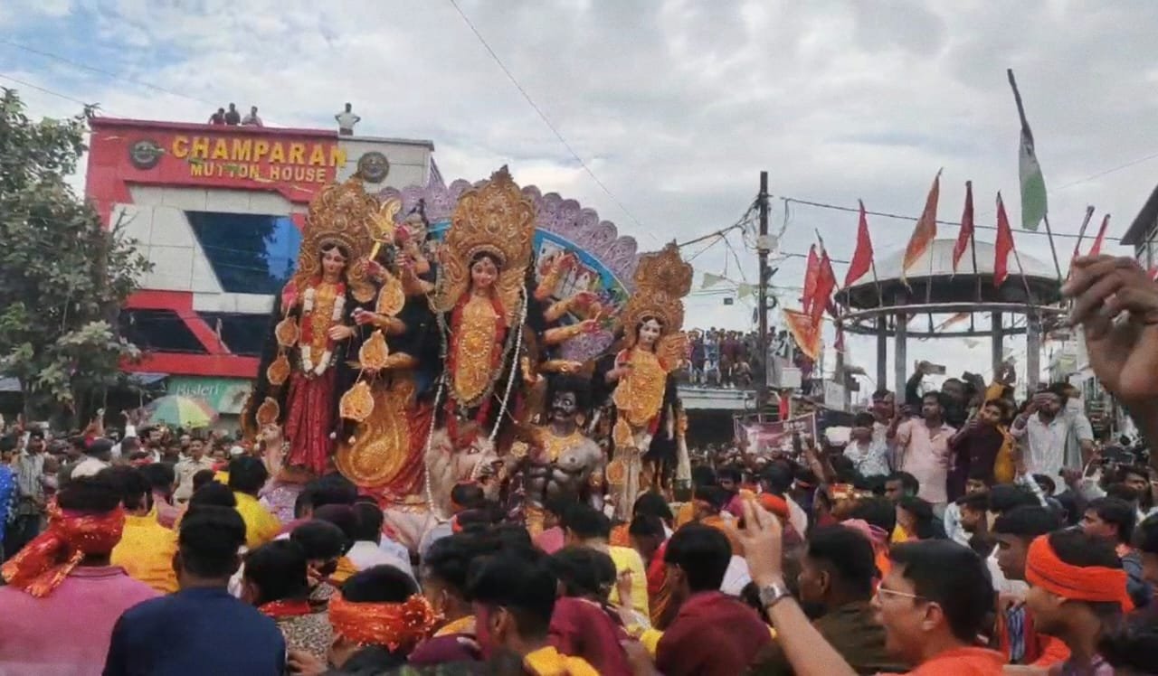 नंगे पांव भक्तों के कंधे पर मां दुर्गा की प्रतिमा विसर्जन की परम्परा का आज भी हो रहा अररिया में निर्वहन