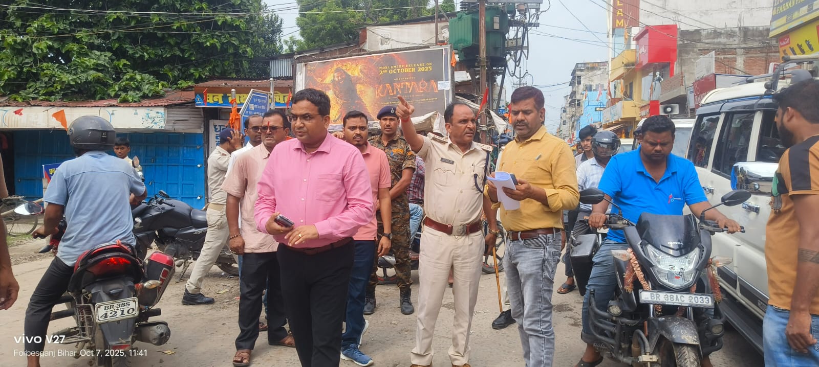 फारबिसगंज अनुमंडल प्रशासन ने आचार संहिता को लेकर शहर का लिया जायजा, हटाए गए बैनर पोस्टर